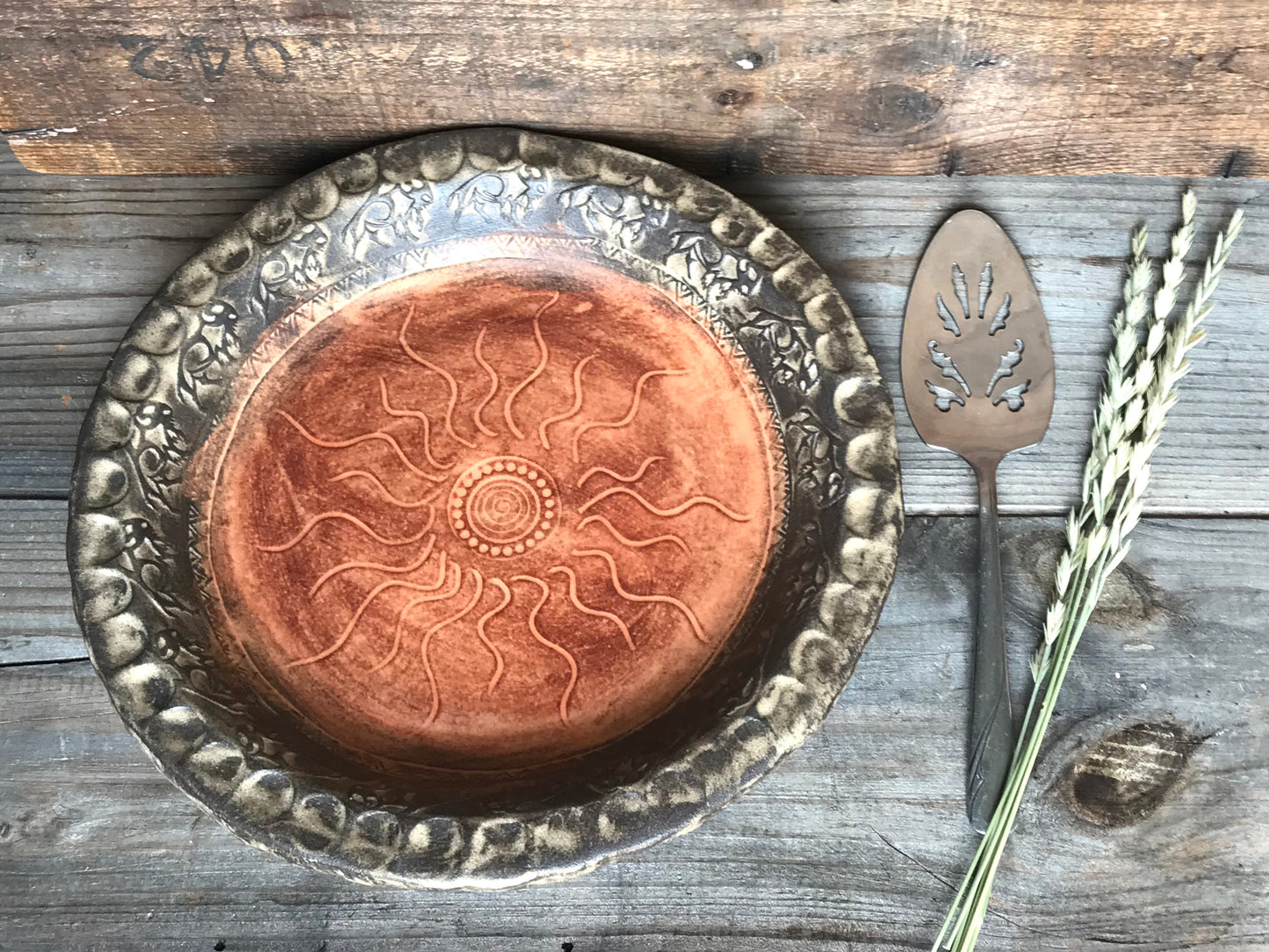 Rustic Sun & Wild Buffalo Pie Dish ~ 10” ~ Sedona Red & Brown Glaze