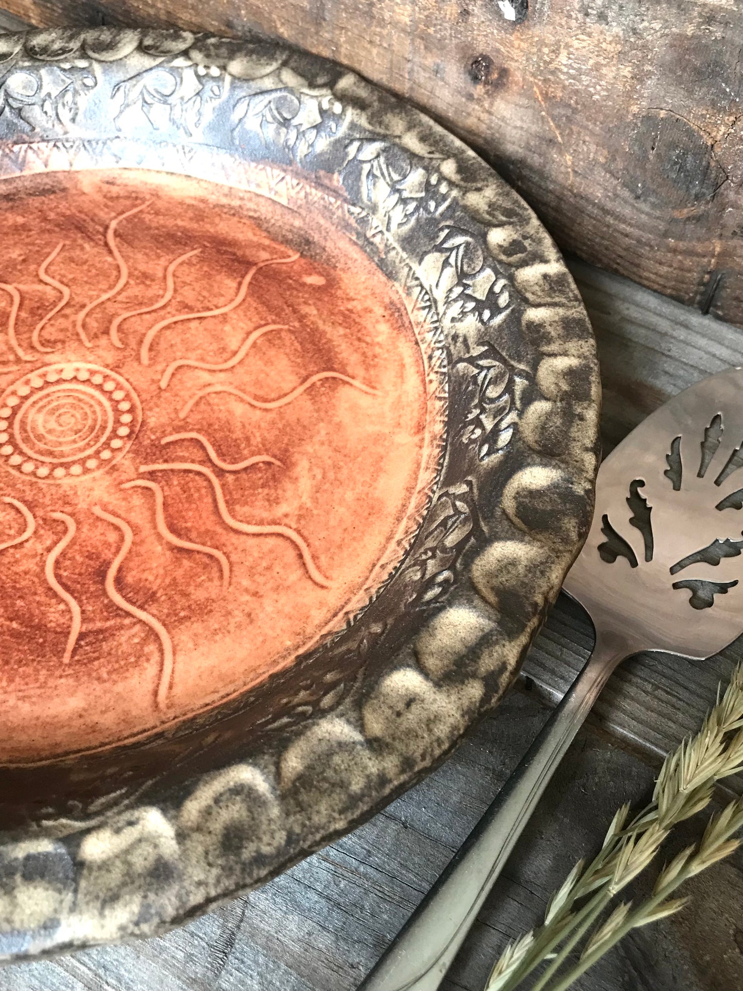 Rustic Sun & Wild Buffalo Pie Dish ~ 10” ~ Sedona Red & Brown Glaze